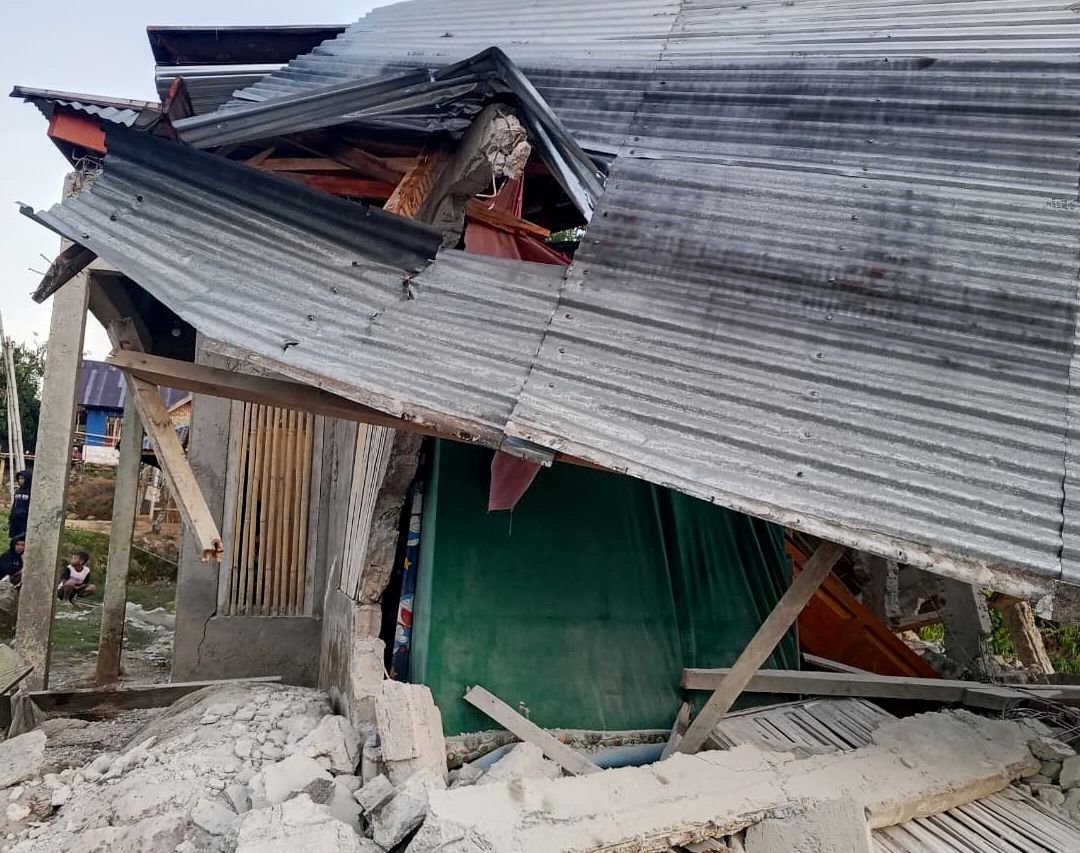 Una construcción yace en ruinas tras un terremoto. Foto: AP